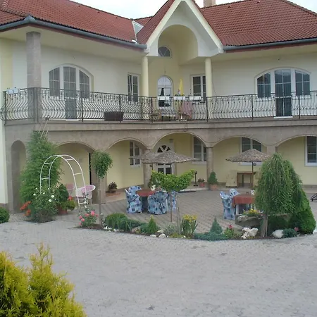 Hawaii בית הארחה Rapotín